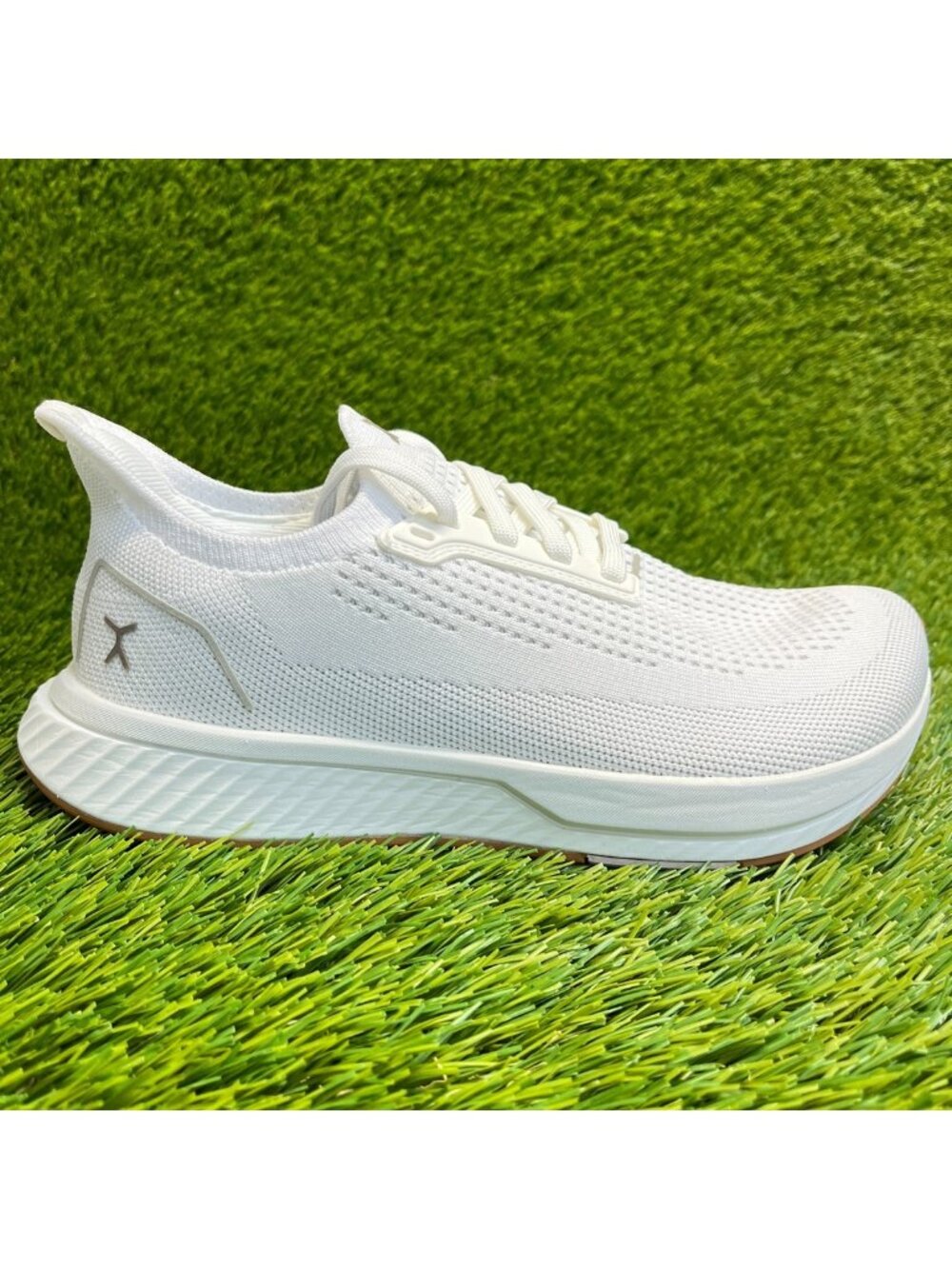 Flux Adapt Runner White Gum Womens Size 7.5 Mens 6 Athletic Walking Knit Shoes